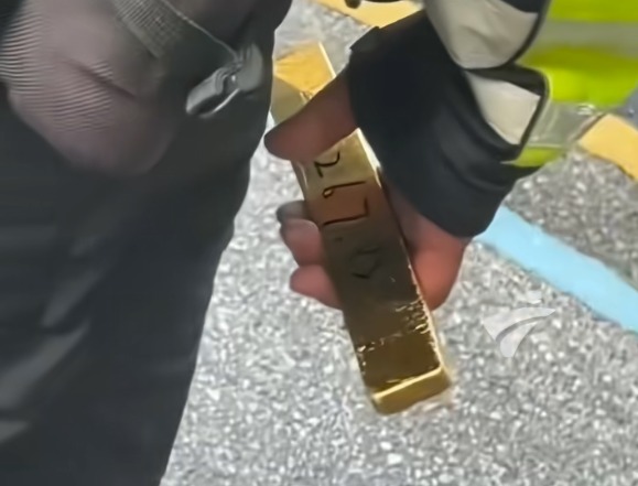 深圳羅湖交警手執金條執勤？重2.2公斤價值近200萬！原因曝光 
