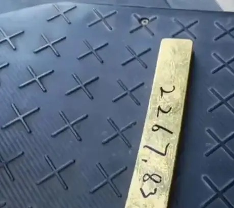 深圳羅湖交警手執金條執勤？重2.2公斤價值近200萬！原因曝光 