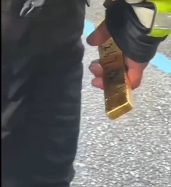 深圳羅湖交警手執金條執勤？重2.2公斤價值近200萬！原因曝光 