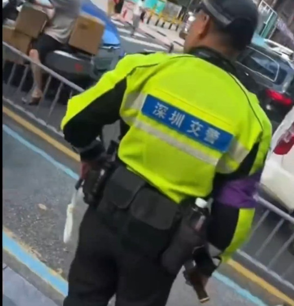 深圳羅湖交警手執金條執勤？重2.2公斤價值近200萬！原因曝光 