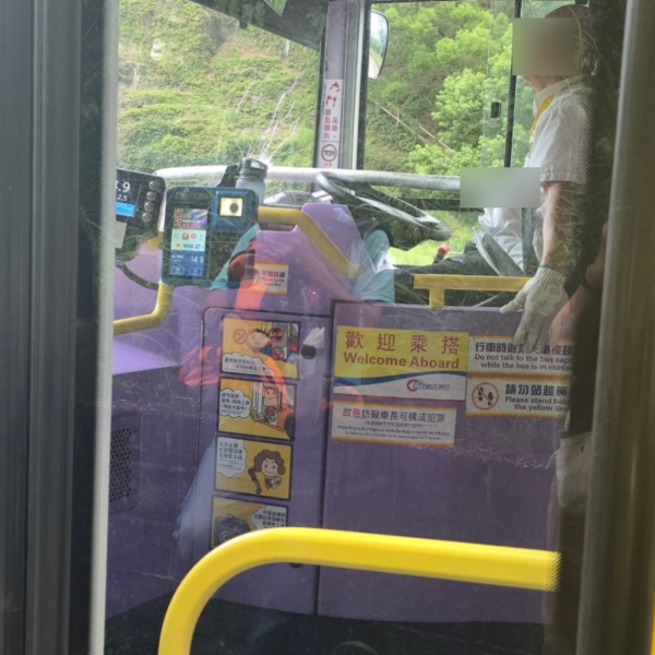 鐵通飛插城巴車長胸口 事前5次致電無人應 大欖隧道回應一物失靈？