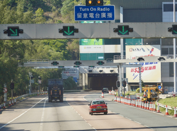 鐵通飛插城巴車長胸口 事前5次致電無人應 大欖隧道回應一物失靈？
