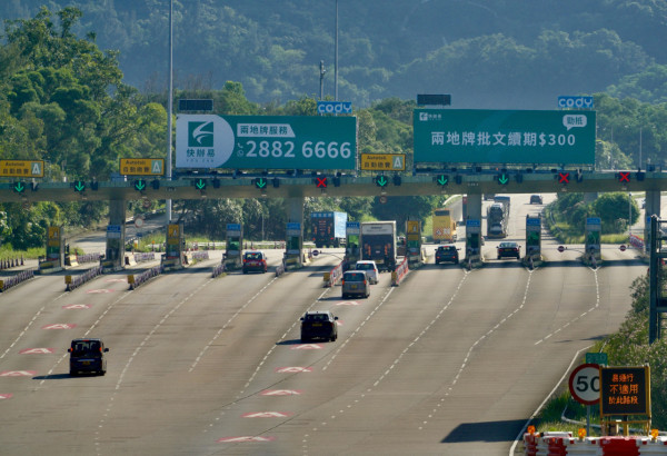 鐵通飛插城巴車長胸口 事前5次致電無人應 大欖隧道回應一物失靈？