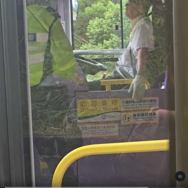 鐵通飛插城巴車長胸口 事前5次致電無人應 大欖隧道回應一物失靈？