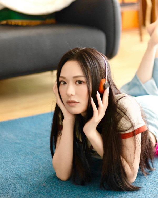 馮盈盈著加細碼Tee谷盡好身材逼爆衫 對比入行前舊照有一驚人變化令人好奇
