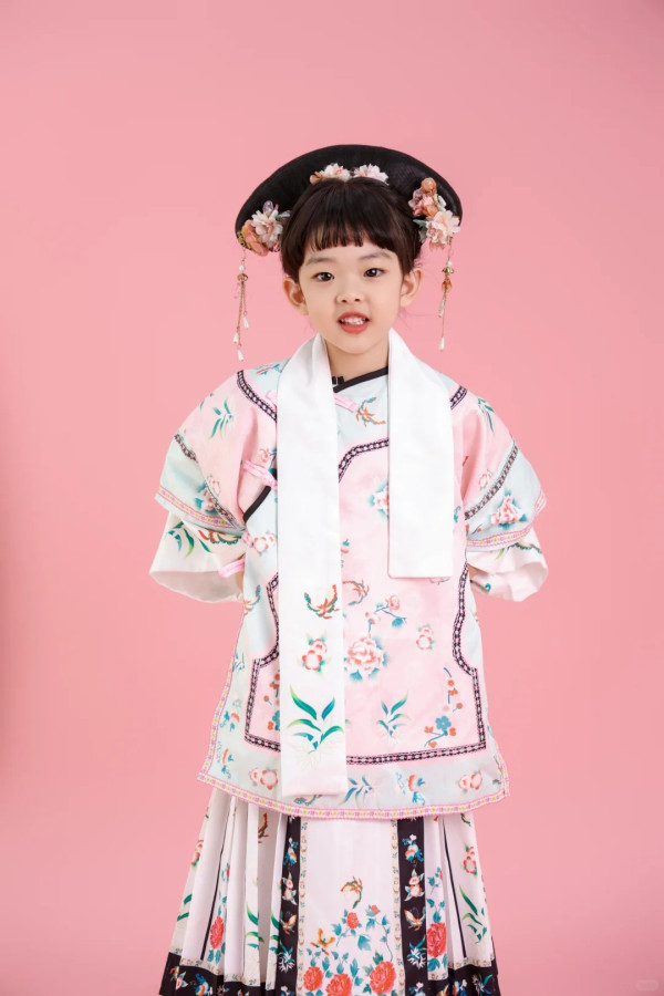 賈曉晨5歲細女近照明顯變靚氣質大反轉 曾被指與家姐「混血芭比」顏值差距大