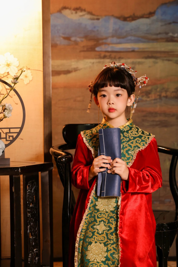 賈曉晨5歲細女近照明顯變靚氣質大反轉 曾被指與家姐「混血芭比」顏值差距大