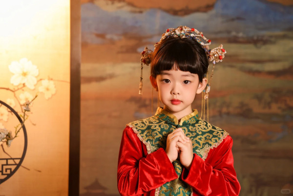 賈曉晨5歲細女近照明顯變靚氣質大反轉 曾被指與家姐「混血芭比」顏值差距大