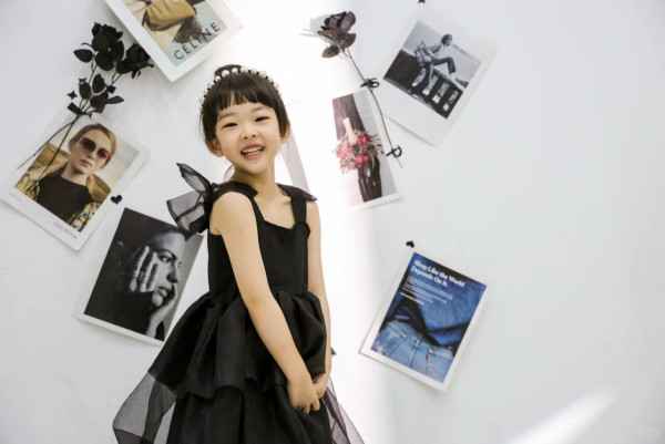賈曉晨5歲細女近照明顯變靚氣質大反轉 曾被指與家姐「混血芭比」顏值差距大