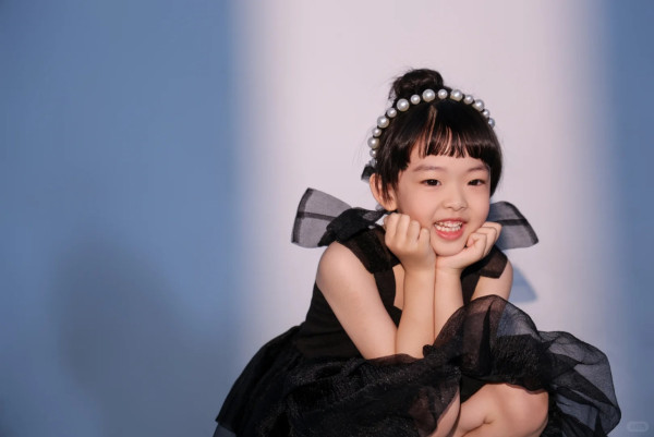 賈曉晨5歲細女近照明顯變靚氣質大反轉 曾被指與家姐「混血芭比」顏值差距大