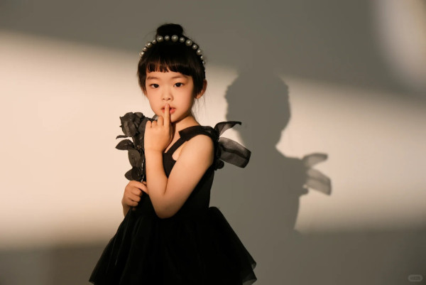 賈曉晨5歲細女近照明顯變靚氣質大反轉 曾被指與家姐「混血芭比」顏值差距大