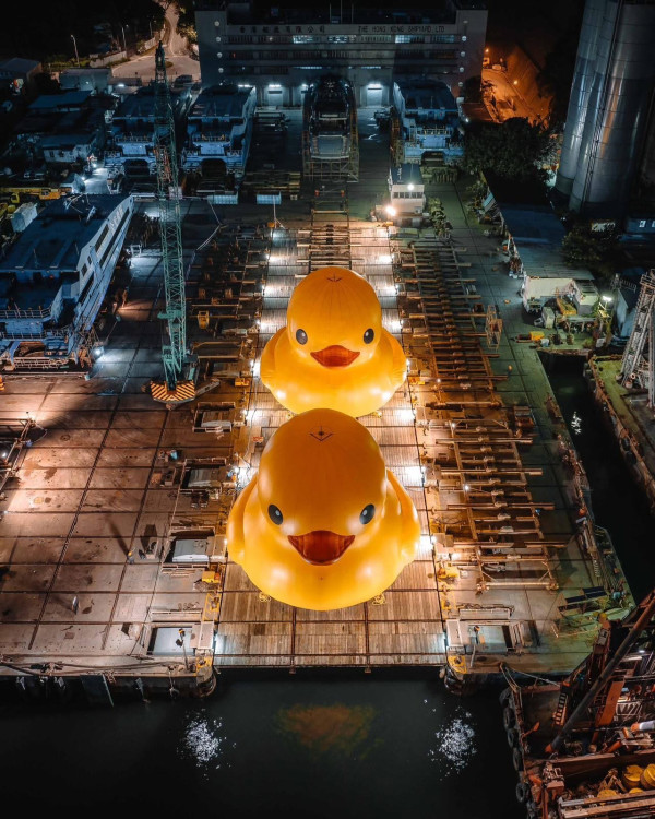 (圖片:AllRightsReserved fb) 網民驚見巨型多啦A夢坐豆沙包停留青衣船廠!準備今秋維港遊料大量遊客訪港