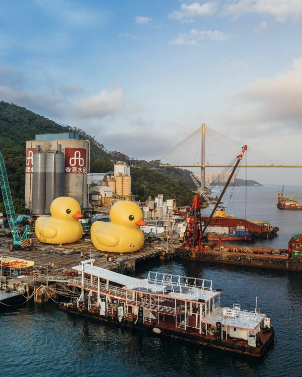 (圖片:AllRightsReserved fb) 網民驚見巨型多啦A夢坐豆沙包停留青衣船廠!準備今秋維港遊料大量遊客訪港