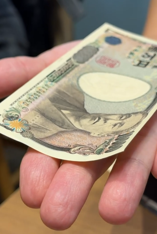 網上瘋傳「手心驗鈔法」可辨日圓真偽？官方防偽特徵一秒識破假鈔 