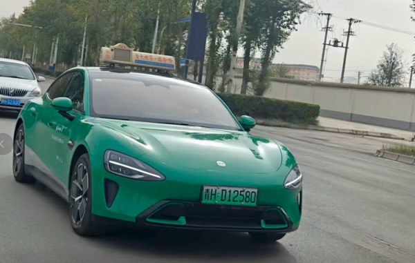 港人借尿袋被收$4600租金？網民熱議「係咪用嚟叉Tesla」 CHARGESPOT解釋真正收費模式