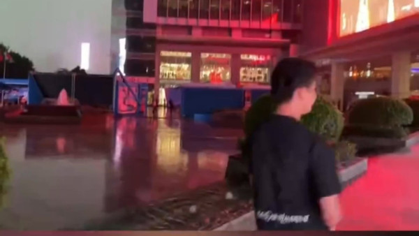 有片!狂風吹襲廣州天河城露天攤位 猶如龍捲風掀起帳篷擊中市民