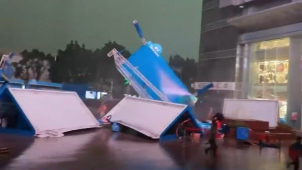 有片!狂風吹襲廣州天河城露天攤位 猶如龍捲風掀起帳篷擊中市民