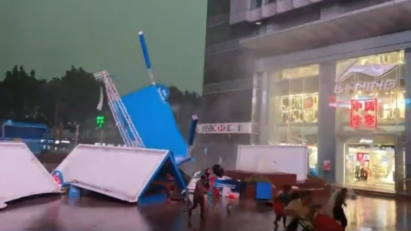 有片!狂風吹襲廣州天河城露天攤位 猶如龍捲風掀起帳篷擊中市民