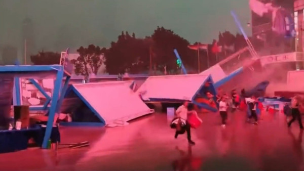 有片!狂風吹襲廣州天河城露天攤位 猶如龍捲風掀起帳篷擊中市民