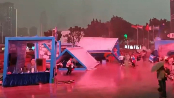 有片!狂風吹襲廣州天河城露天攤位 猶如龍捲風掀起帳篷擊中市民