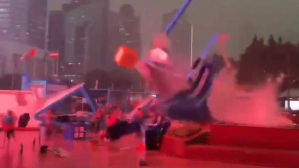 有片!狂風吹襲廣州天河城露天攤位 猶如龍捲風掀起帳篷擊中市民