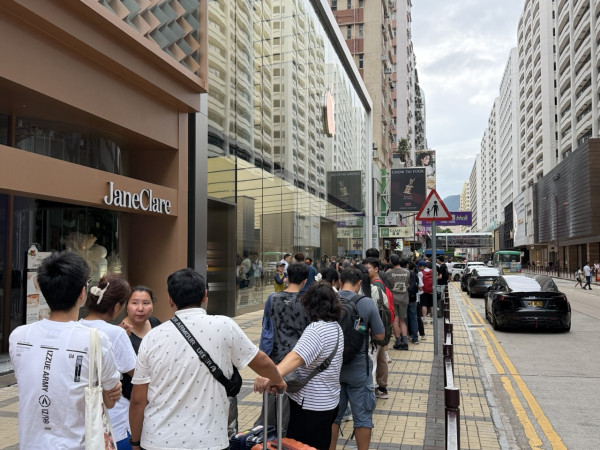iPhone 17系列開賣！尖沙咀廣東道Apple大排長龍、市民湧現旺角先達