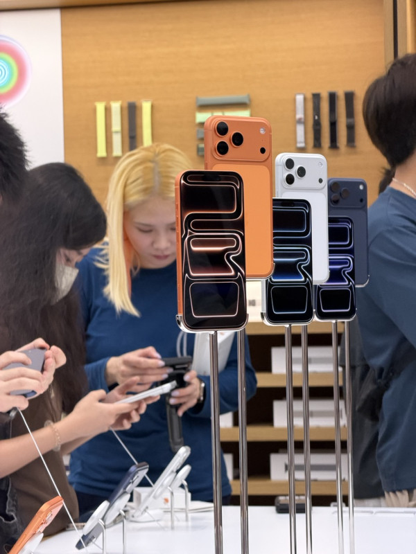 iPhone 17系列開賣！尖沙咀廣東道Apple大排長龍、市民湧現旺角先達