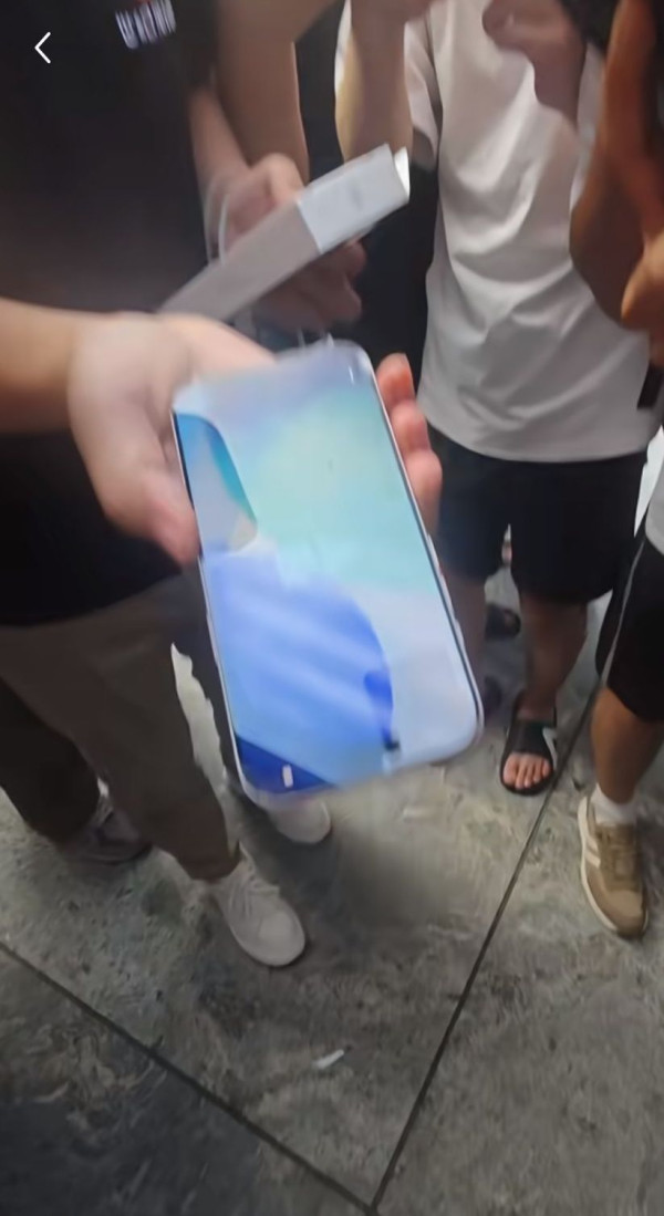 第二代超瓷晶面板？ iPhone 17 慘遭「開賣首摔」太瘋狂！2米高跌落結果...