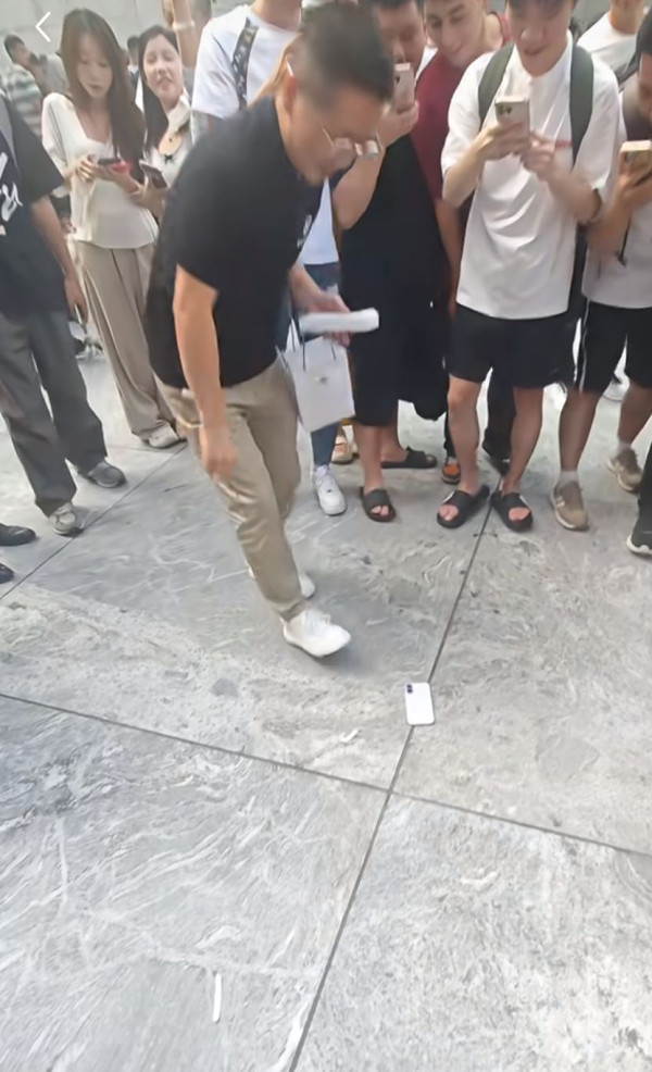 第二代超瓷晶面板？ iPhone 17 慘遭「開賣首摔」太瘋狂！2米高跌落結果...