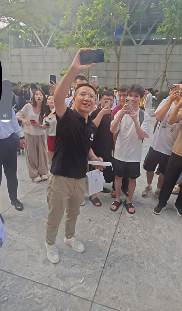 第二代超瓷晶面板？ iPhone 17 慘遭「開賣首摔」太瘋狂！2米高跌落結果...