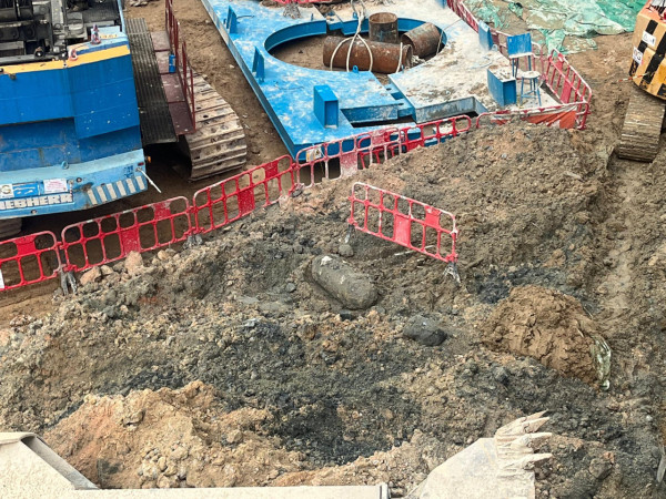 鰂魚涌濱海街發現懷疑戰時炸彈 地盤工人及商舖共300人自行疏散