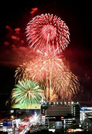 日本花火大會付費席踩雷!觀眾怒控視線被擋!大會最後咁處理