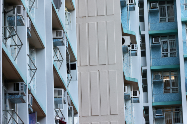 港女慘呻大陸親戚來港「打地鋪」 進駐3人公屋單位點樣瞓 網民建議做1事保平安