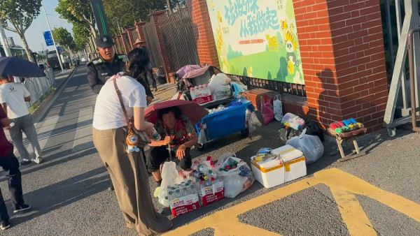 北上注意！內地老人景點門外賣遊客「假飲品」！ 多人中伏飲腥臭汽水、河水 