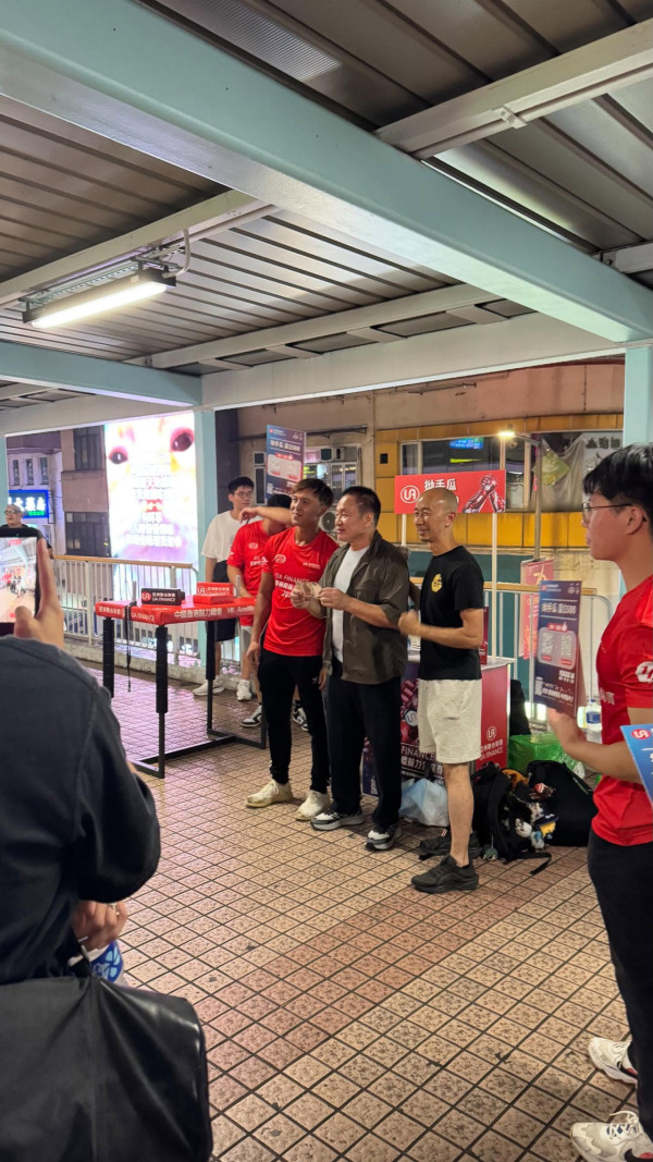 73歲羅莽消瘦現身旺角街頭拗手瓜 老而彌堅擊敗後生仔贏500元惹圍觀
