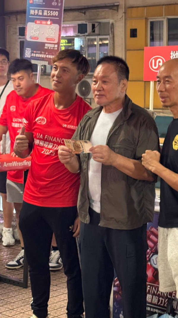 73歲羅莽消瘦現身旺角街頭拗手瓜 老而彌堅擊敗後生仔贏500元惹圍觀