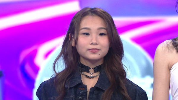 聲秀｜甄敏芳Jenny白色貼身高衩裙晒弗到漏身形 自揭「唱完個心即刻唔跳」嚇窒全場