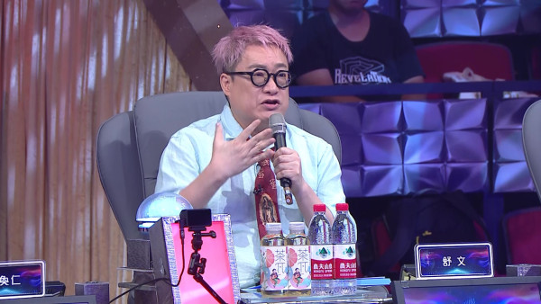 聲秀｜甄敏芳Jenny白色貼身高衩裙晒弗到漏身形 自揭「唱完個心即刻唔跳」嚇窒全場