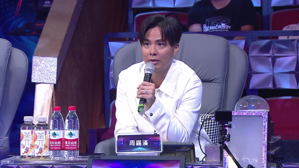 聲秀｜甄敏芳Jenny白色貼身高衩裙晒弗到漏身形 自揭「唱完個心即刻唔跳」嚇窒全場