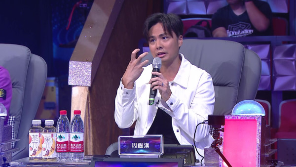 聲秀｜甄敏芳Jenny白色貼身高衩裙晒弗到漏身形 自揭「唱完個心即刻唔跳」嚇窒全場