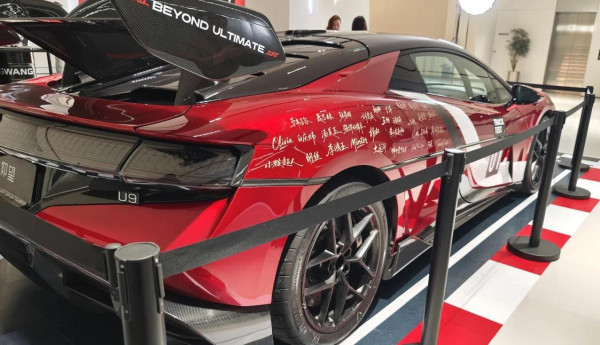 國產電動車打破最快車速紀錄 布加迪威龍只排第8？ 【即睇全球極速超跑Top10】