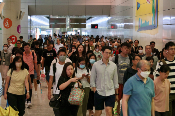 打風｜各區超市出現搶購潮 公仔麵凍肉蔬菜「清零」 網民驚訝：呢樣嘢都搶購一空？