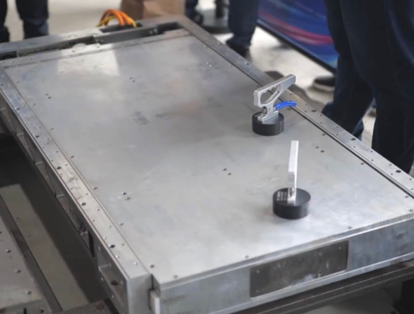 電動車唔再怕著火 內地廠推「彈射逃生」技術 網民：中國自己嘅Mario Cart