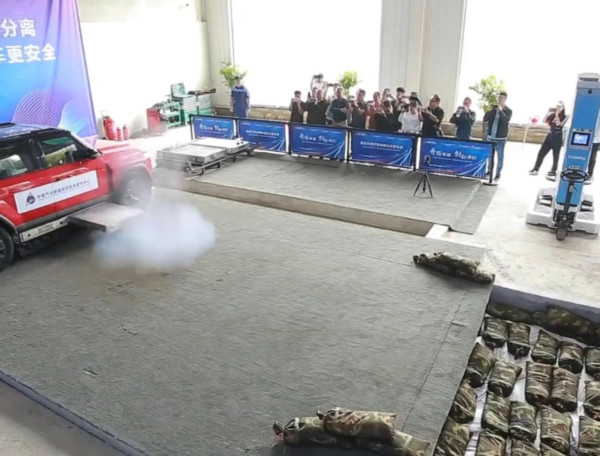 電動車唔再怕著火 內地廠推「彈射逃生」技術 網民：中國自己嘅Mario Cart