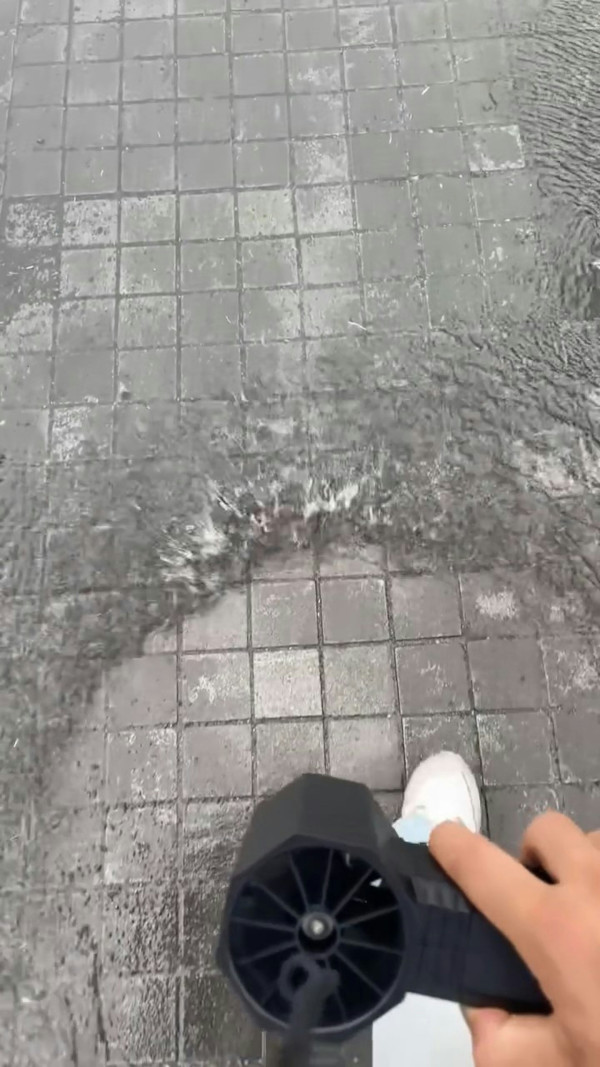 颱風樺加沙|暴風雨女子帶1神器出街 鞋完全無濕網民震驚︰摩西分紅海了?