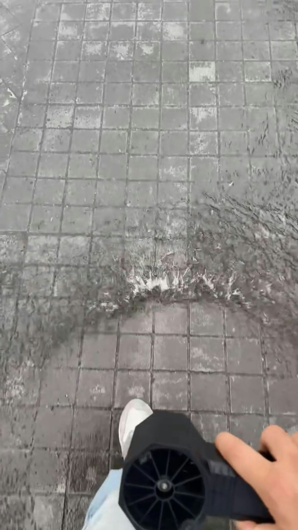 颱風樺加沙|暴風雨女子帶1神器出街 鞋完全無濕網民震驚︰摩西分紅海了?