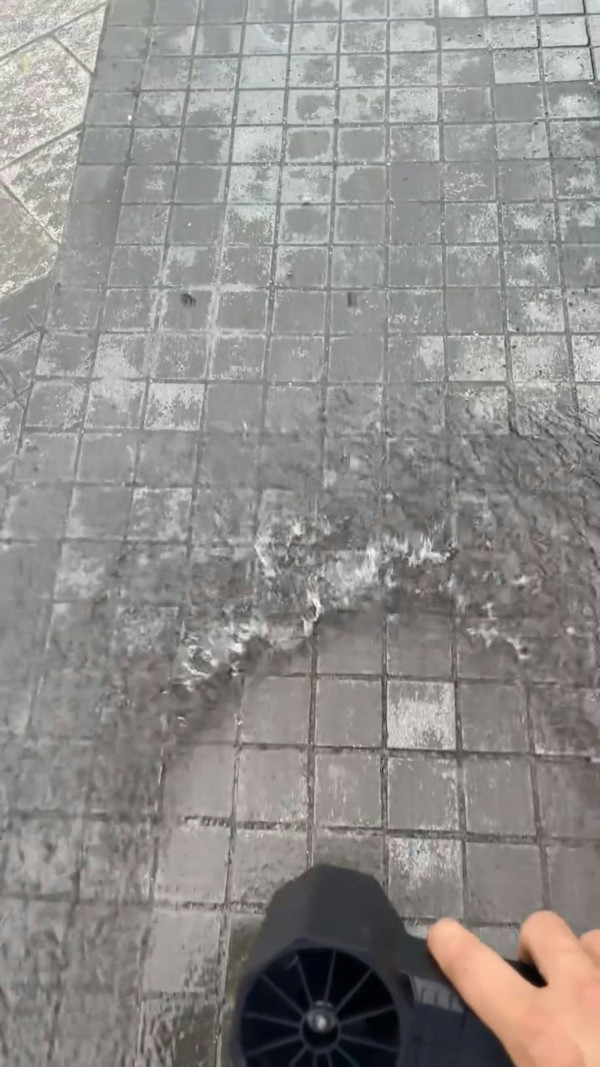 颱風樺加沙|暴風雨女子帶1神器出街 鞋完全無濕網民震驚︰摩西分紅海了?