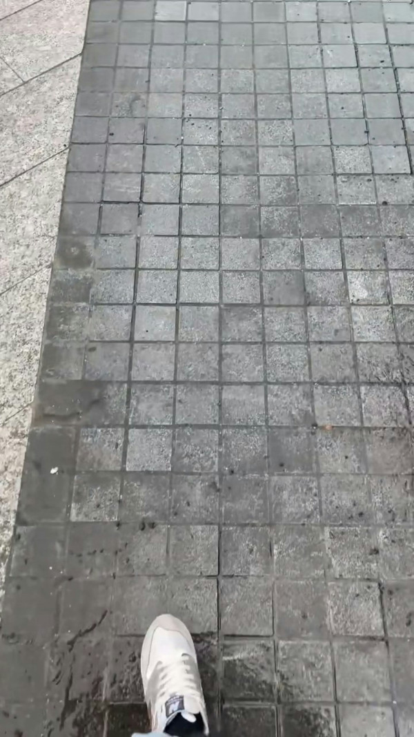 颱風樺加沙|暴風雨女子帶1神器出街 鞋完全無濕網民震驚︰摩西分紅海了?