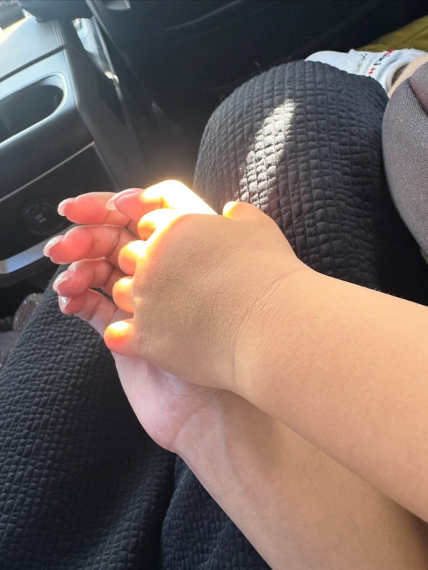 何雁詩3歲天使仔仔對肌膚接觸敏感 親揭睡夢中牽手成母子感動瞬間