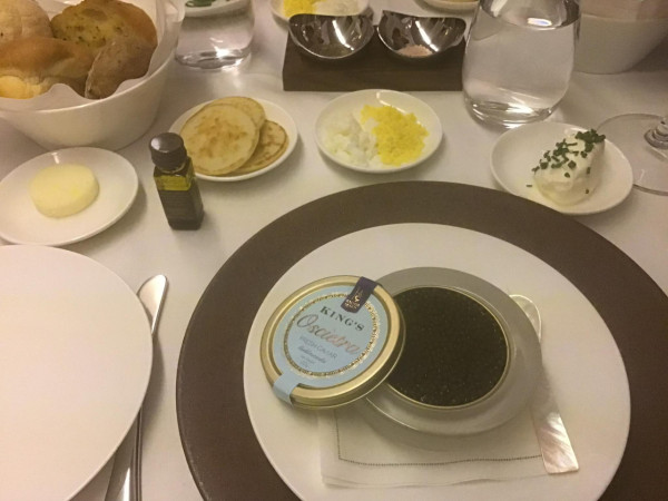 超強颱風樺加沙｜蘇民峰打風前夕搭頭等艙旅行 獲網友讚超前部署：飛得快好世界 